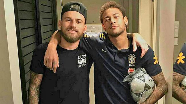 他在宣布退 他在宣布退